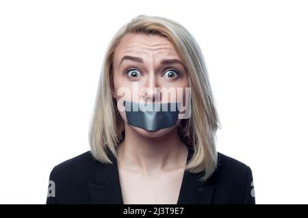 Fille avec une bouche collée sur un fond blanc Banque D'Images