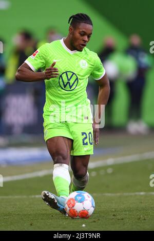 Wolfsburg, Allemagne. 09th avril 2022. Football: Bundesliga, VfL Wolfsburg - Arminia Bielefeld, Matchday 29, Volkswagen Arena. Le Ridle Bakou de Wolfsburg joue le ballon. Credit: Swen Pförtner/dpa - NOTE IMPORTANTE: Conformément aux exigences de la DFL Deutsche Fußball Liga et de la DFB Deutscher Fußball-Bund, il est interdit d'utiliser ou d'avoir utilisé des photos prises dans le stade et/ou du match sous forme de séquences et/ou de séries de photos de type vidéo./dpa/Alay Live News Banque D'Images