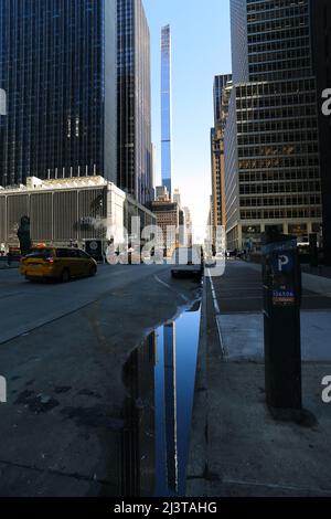 Le plus petit gratte-ciel au monde, le Steinway Tower est prêt pour ses premiers résidents à New York, NY, USA, le 9 avril 2022. Steinway Tower, ou 111 West 57th Street, a un rapport hauteur/largeur de 24:1, ce qui en fait « le gratte-ciel le plus mince du monde », selon les développeurs. A 1 428 pieds, c'est également l'un des plus hauts bâtiments de l'hémisphère occidental, tombant à côté de deux autres à New York : un World Trade Center à 1 776 pieds et Central Park Tower à 1 550 pieds. Le centre-ville de Manhattan comprend 60 appartements répartis sur les 84 étages de la tour et les environs Banque D'Images