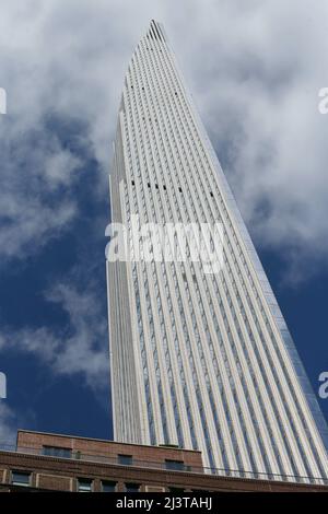 Le plus petit gratte-ciel au monde, le Steinway Tower est prêt pour ses premiers résidents à New York, NY, USA, le 9 avril 2022. Steinway Tower, ou 111 West 57th Street, a un rapport hauteur/largeur de 24:1, ce qui en fait « le gratte-ciel le plus mince du monde », selon les développeurs. A 1 428 pieds, c'est également l'un des plus hauts bâtiments de l'hémisphère occidental, tombant à côté de deux autres à New York : un World Trade Center à 1 776 pieds et Central Park Tower à 1 550 pieds. Le centre-ville de Manhattan comprend 60 appartements répartis sur les 84 étages de la tour et les environs Banque D'Images