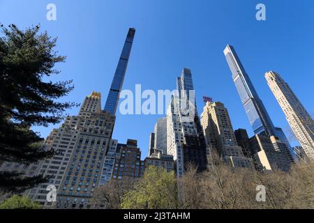 Le plus petit gratte-ciel au monde, le Steinway Tower est prêt pour ses premiers résidents à New York, NY, USA, le 9 avril 2022. Steinway Tower, ou 111 West 57th Street, a un rapport hauteur/largeur de 24:1, ce qui en fait « le gratte-ciel le plus mince du monde », selon les développeurs. A 1 428 pieds, c'est également l'un des plus hauts bâtiments de l'hémisphère occidental, tombant à côté de deux autres à New York : un World Trade Center à 1 776 pieds et Central Park Tower à 1 550 pieds. Le centre-ville de Manhattan comprend 60 appartements répartis sur les 84 étages de la tour et les environs Banque D'Images