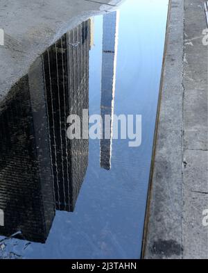 Le plus petit gratte-ciel au monde, le Steinway Tower est prêt pour ses premiers résidents à New York, NY, USA, le 9 avril 2022. Steinway Tower, ou 111 West 57th Street, a un rapport hauteur/largeur de 24:1, ce qui en fait « le gratte-ciel le plus mince du monde », selon les développeurs. A 1 428 pieds, c'est également l'un des plus hauts bâtiments de l'hémisphère occidental, tombant à côté de deux autres à New York : un World Trade Center à 1 776 pieds et Central Park Tower à 1 550 pieds. Le centre-ville de Manhattan comprend 60 appartements répartis sur les 84 étages de la tour et les environs Banque D'Images