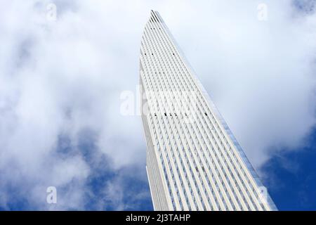 Le plus petit gratte-ciel au monde, le Steinway Tower est prêt pour ses premiers résidents à New York, NY, USA, le 9 avril 2022. Steinway Tower, ou 111 West 57th Street, a un rapport hauteur/largeur de 24:1, ce qui en fait « le gratte-ciel le plus mince du monde », selon les développeurs. A 1 428 pieds, c'est également l'un des plus hauts bâtiments de l'hémisphère occidental, tombant à côté de deux autres à New York : un World Trade Center à 1 776 pieds et Central Park Tower à 1 550 pieds. Le centre-ville de Manhattan comprend 60 appartements répartis sur les 84 étages de la tour et les environs Banque D'Images