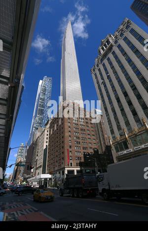 Le plus petit gratte-ciel au monde, le Steinway Tower est prêt pour ses premiers résidents à New York, NY, USA, le 9 avril 2022. Steinway Tower, ou 111 West 57th Street, a un rapport hauteur/largeur de 24:1, ce qui en fait « le gratte-ciel le plus mince du monde », selon les développeurs. A 1 428 pieds, c'est également l'un des plus hauts bâtiments de l'hémisphère occidental, tombant à côté de deux autres à New York : un World Trade Center à 1 776 pieds et Central Park Tower à 1 550 pieds. Le centre-ville de Manhattan comprend 60 appartements répartis sur les 84 étages de la tour et les environs Banque D'Images