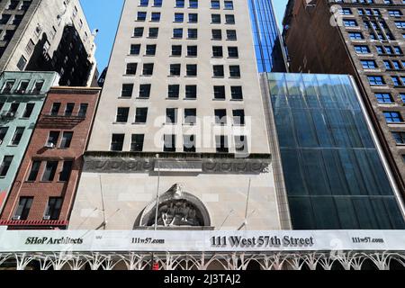 Le plus petit gratte-ciel au monde, le Steinway Tower est prêt pour ses premiers résidents à New York, NY, USA, le 9 avril 2022. Steinway Tower, ou 111 West 57th Street, a un rapport hauteur/largeur de 24:1, ce qui en fait « le gratte-ciel le plus mince du monde », selon les développeurs. A 1 428 pieds, c'est également l'un des plus hauts bâtiments de l'hémisphère occidental, tombant à côté de deux autres à New York : un World Trade Center à 1 776 pieds et Central Park Tower à 1 550 pieds. Le centre-ville de Manhattan comprend 60 appartements répartis sur les 84 étages de la tour et les environs Banque D'Images