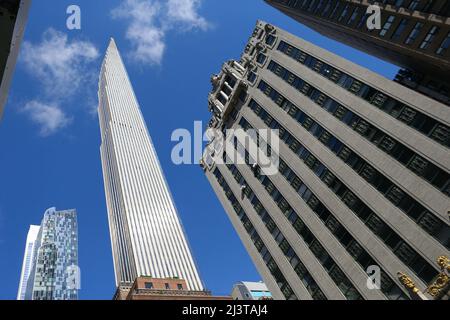 Le plus petit gratte-ciel au monde, le Steinway Tower est prêt pour ses premiers résidents à New York, NY, USA, le 9 avril 2022. Steinway Tower, ou 111 West 57th Street, a un rapport hauteur/largeur de 24:1, ce qui en fait « le gratte-ciel le plus mince du monde », selon les développeurs. A 1 428 pieds, c'est également l'un des plus hauts bâtiments de l'hémisphère occidental, tombant à côté de deux autres à New York : un World Trade Center à 1 776 pieds et Central Park Tower à 1 550 pieds. Le centre-ville de Manhattan comprend 60 appartements répartis sur les 84 étages de la tour et les environs Banque D'Images