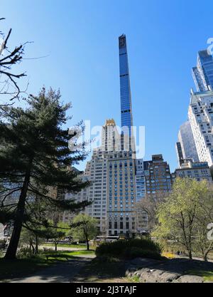 Le plus petit gratte-ciel au monde, le Steinway Tower est prêt pour ses premiers résidents à New York, NY, USA, le 9 avril 2022. Steinway Tower, ou 111 West 57th Street, a un rapport hauteur/largeur de 24:1, ce qui en fait « le gratte-ciel le plus mince du monde », selon les développeurs. A 1 428 pieds, c'est également l'un des plus hauts bâtiments de l'hémisphère occidental, tombant à côté de deux autres à New York : un World Trade Center à 1 776 pieds et Central Park Tower à 1 550 pieds. Le centre-ville de Manhattan comprend 60 appartements répartis sur les 84 étages de la tour et les environs Banque D'Images