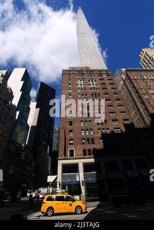 Le plus petit gratte-ciel au monde, le Steinway Tower est prêt pour ses premiers résidents à New York, NY, USA, le 9 avril 2022. Steinway Tower, ou 111 West 57th Street, a un rapport hauteur/largeur de 24:1, ce qui en fait « le gratte-ciel le plus mince du monde », selon les développeurs. A 1 428 pieds, c'est également l'un des plus hauts bâtiments de l'hémisphère occidental, tombant à côté de deux autres à New York : un World Trade Center à 1 776 pieds et Central Park Tower à 1 550 pieds. Le centre-ville de Manhattan comprend 60 appartements répartis sur les 84 étages de la tour et les environs Banque D'Images