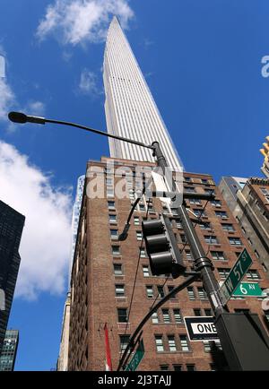 Le plus petit gratte-ciel au monde, le Steinway Tower est prêt pour ses premiers résidents à New York, NY, USA, le 9 avril 2022. Steinway Tower, ou 111 West 57th Street, a un rapport hauteur/largeur de 24:1, ce qui en fait « le gratte-ciel le plus mince du monde », selon les développeurs. A 1 428 pieds, c'est également l'un des plus hauts bâtiments de l'hémisphère occidental, tombant à côté de deux autres à New York : un World Trade Center à 1 776 pieds et Central Park Tower à 1 550 pieds. Le centre-ville de Manhattan comprend 60 appartements répartis sur les 84 étages de la tour et les environs Banque D'Images