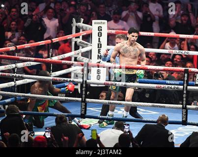 San Antonio, Texas, États-Unis. 10th avril 2022. SAN ANTONIO, TX - 8 AVRIL : (R-L) Ryan Garcia frappe Emmanuel Tagoe lors de leur combat léger au stade Alamodome, le 9 avril 2022, à San Antonio, Texas, USA (Credit image: © Mikael Ona/PX Imagens via ZUMA Press Wire) Banque D'Images