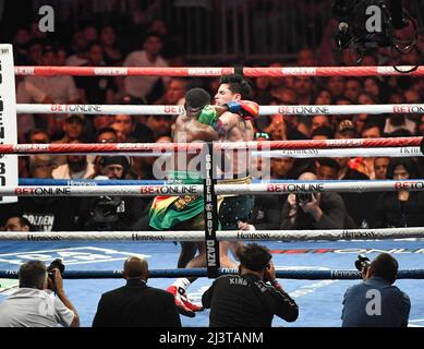 San Antonio, Texas, États-Unis. 10th avril 2022. SAN ANTONIO, TX - 8 AVRIL : (G-D) Ryan Garcia poinçons Emmanuel Tagoe lors de leur combat léger au stade Alamodome, le 9 avril 2022, à San Antonio, Texas, USA (Credit image: © Mikael Ona/PX Imagens via ZUMA Press Wire) Banque D'Images