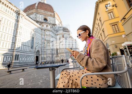 Femme à la terrasse de café près de la cathédrale Duomo à Florence, en voyage en Italie Banque D'Images