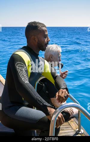 Plongée sous-marine avant la plongée. Cours de plongée en eau libre. Les hommes en costume de plongée se préparent à plonger dans la mer profonde. Hurghada, Égypte – octobre 2021 Banque D'Images