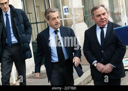 Paris, France. 10th avril 2022. L'ancien président français Nicolas Sarkozy arrive avec le maire de l'arrondissement de Paris 16th Francis Szpiner pour voter pour le premier tour de l'élection présidentielle française dans un bureau de vote à Paris le 10 avril 2022. Photo de Daniel Derajinski/ABACAPRESS.COM crédit: Abaca Press/Alay Live News Banque D'Images