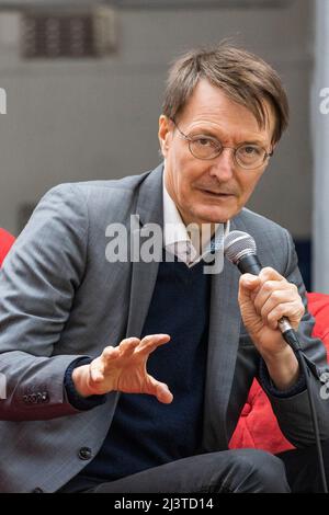 Mülheim an der Ruhr, Allemagne, 9 avril 2022. Campagne électorale du SPD pour l'élection de l'Etat NRW 2022. Karl Lauterbach, secrétaire à la Santé, participe au festival de la santé du SPD à l'Alte Dreherei Banque D'Images