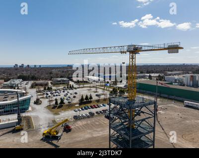 Une grue Liebherr est exposée dans un bâtiment d'équipement de construction et sur un site d'essai. Banque D'Images