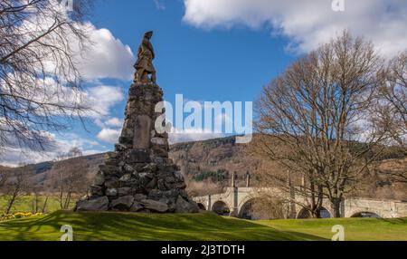 Perthshire, Écosse, Royaume-Uni. Black Watch Memorial. Tay Bridge, Aberfeldy, Perthshire, Météo. Une vue sur le Black Watch Memorial à Aberfeldy, le Perthshire commémore le premier rassemblement du régiment à cet endroit en 1740 . Dans un parc public surplombant le pont de Wade et la rivière Tay à Aberfeldy, le Perthshire est un remarquable monument commémoratif pour les soldats du Black Watch Regiment (les Royal Highlanders). Le monument se présente sous la forme d'un cairn très grand surmonté d'une statue de soldat. Crédit phil wilkinson / Alamo nouvelles en direct Banque D'Images