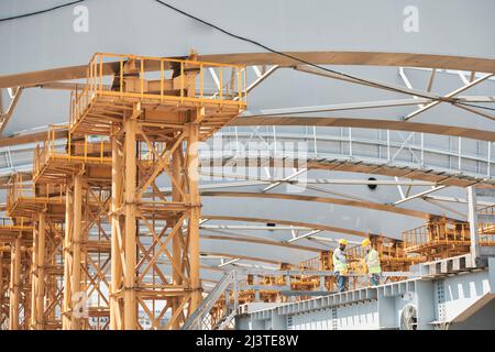 Photo à angle bas d'un bâtiment résidentiel en construction avec une structure en brique et en béton contre le ciel bleu, espace de copie Banque D'Images