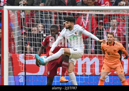 Ricardo Daniel PEPI (FC Augsburg), action, duels contre Dayot UAMECANO (FC Bayern Munich). Football 1st saison Bundesliga 2021/2022, 29.match, matchday29. FC Bayern Munich - FC Augsburg 1-0 le 9th avril 2022, ALLIANZARENA Munich. Banque D'Images