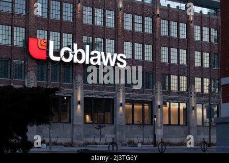 Loblaws, une chaîne de supermarchés canadienne, le logo est visible sur le côté d'un magasin du centre-ville de Toronto en début de matinée. Banque D'Images