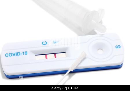 dispositif médical pour la détection du virus covid-19 avec un écouvillon à faire soi-même et deux lignes indiquant le posize seulement une ligne de contrôle pour vérifier le Banque D'Images