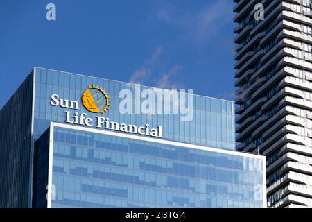 Le logo de la financière Sun Life est visible au sommet de leur immeuble de bureaux au centre-ville de Toronto. Banque D'Images