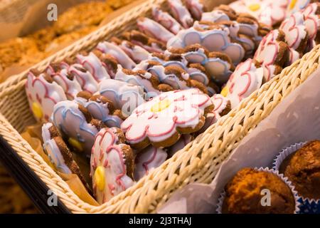 pâtisseries en forme de fleur sur un comptoir de boulangerie Banque D'Images