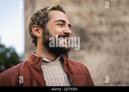 Portrait extérieur d'un jeune homme barbu de 25-30 ans - espace de copie Banque D'Images