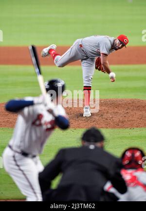 Atlanta, Géorgie, États-Unis. 09th avril 2022. Ryan Hendrix, pichet de Cincinnati Reds, livre un terrain lors du septième repas d'un match MLB contre les Atlanta Braves au Truist Park à Atlanta, en Géorgie. Austin McAfee/CSM/Alamy Live News Banque D'Images