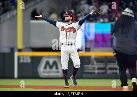 Atlanta, Géorgie, États-Unis. 09th avril 2022. Dansby Swanson, l'infianteur d'Atlanta Braves, réagit face à un coéquipier après avoir remporté un match MLB contre les Cincinnati Reds au parc Truist à Atlanta, en Géorgie. Austin McAfee/CSM/Alamy Live News Banque D'Images