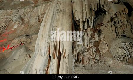 Grotte éclairée à l'intérieur. Action. Nature incroyable des grottes de pierre à l'intérieur des montagnes. Excursions dans les musées des grottes. Piliers de pierre naturelle dans la grotte Banque D'Images