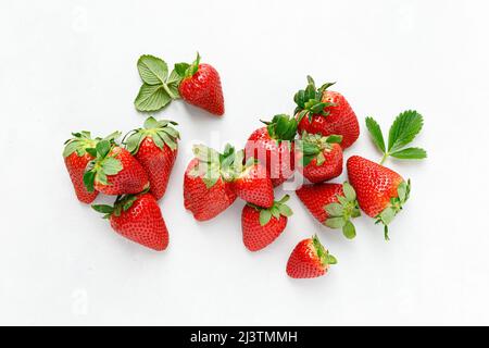 Fraise sur fond blanc, vue de dessus, plat Banque D'Images