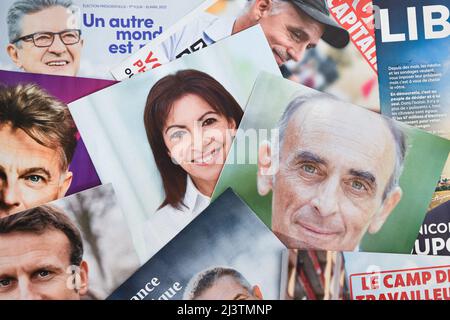 Les programmes (manifestes) des 12 candidats à l'élection présidentielle française 2022 (appelée "profession de foi" en français) et les bulletins de vote envoyés aux boîtes aux lettres des électeurs le 9 avril 2022 à Paris, France. Les électeurs français se dirigent vers les urnes pour voter le 10 avril 2022 pour le premier tour de l'élection présidentielle, pour élire leur nouveau président de la République. Photo de Victor Joly/ABACAPRESS.COM Banque D'Images