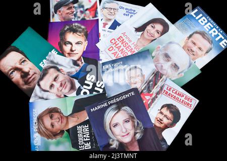 Les programmes (manifestes) des 12 candidats à l'élection présidentielle française 2022 (appelée "profession de foi" en français) et les bulletins de vote envoyés aux boîtes aux lettres des électeurs le 9 avril 2022 à Paris, France. Les électeurs français se dirigent vers les urnes pour voter le 10 avril 2022 pour le premier tour de l'élection présidentielle, pour élire leur nouveau président de la République. Photo de Victor Joly/ABACAPRESS.COM Banque D'Images