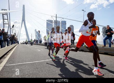 Rotterdam, pays-Bas. 10th avril 2022. ROTTERDAM - Abdi Nageeye (NED, numéro 9) passe le pont Erasmus au sein du groupe principal lors de l'édition 41st du marathon NN Rotterdam le 10 avril 2022 à Rotterdam, aux pays-Bas. KOEN VAN WEEL crédit: ANP/Alamy Live News crédit: ANP/Alamy Live News Banque D'Images