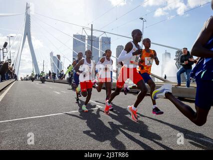 Rotterdam, pays-Bas. 10th avril 2022. ROTTERDAM - Abdi Nageeye (NED, numéro 9) passe le pont Erasmus au sein du groupe principal lors de l'édition 41st du marathon NN Rotterdam le 10 avril 2022 à Rotterdam, aux pays-Bas. KOEN VAN WEEL crédit: ANP/Alamy Live News crédit: ANP/Alamy Live News Banque D'Images