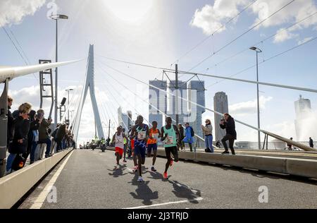 Rotterdam, pays-Bas. 10th avril 2022. ROTTERDAM - Abdi Nageeye (NED, numéro 9) passe le pont Erasmus au sein du groupe principal lors de l'édition 41st du marathon NN Rotterdam le 10 avril 2022 à Rotterdam, aux pays-Bas. KOEN VAN WEEL crédit: ANP/Alamy Live News crédit: ANP/Alamy Live News Banque D'Images