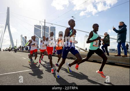 Rotterdam, pays-Bas. 10th avril 2022. ROTTERDAM - Abdi Nageeye (NED, numéro 9) passe le pont Erasmus au sein du groupe principal lors de l'édition 41st du marathon NN Rotterdam le 10 avril 2022 à Rotterdam, aux pays-Bas. KOEN VAN WEEL crédit: ANP/Alamy Live News crédit: ANP/Alamy Live News Banque D'Images