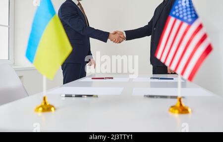 Les diplomates de l'État ukrainien et des États-Unis d'Amérique se mettent la main comme signe d'accord. Banque D'Images