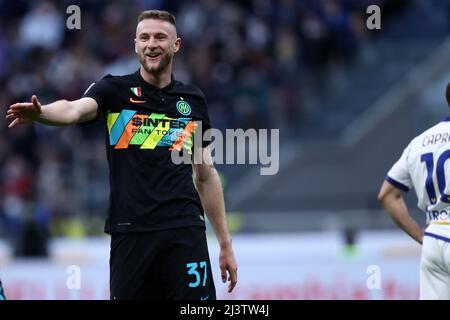 Milan Skriniar du FC Internazionale gestes pendant la série Un match entre le FC Internazionale et le FC Hellas Verona au Stadio Giuseppe Meazza le 9 avril 2022 à Milan, Italie. Banque D'Images