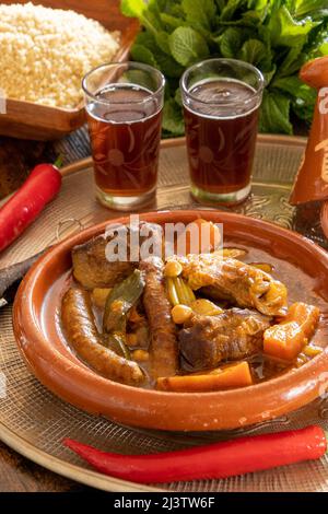 couscous royal aux épices semoule et thé sur un plateau Banque D'Images