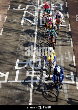 Rotterdam, pays-Bas. 10th avril 2022. VALKENBURG - le groupe principal monte le Cauberg lors de la course d'or Amstel 56th 2022 le 10 avril 2022 à Valkenburg, aux pays-Bas. ANP MARCEL VAN HORN crédit: ANP/Alamy Live News crédit: ANP/Alamy Live News Banque D'Images