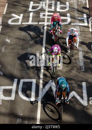 Rotterdam, pays-Bas. 10th avril 2022. VALKENBURG - le groupe principal monte le Cauberg lors de la course d'or Amstel 56th 2022 le 10 avril 2022 à Valkenburg, aux pays-Bas. ANP MARCEL VAN HORN crédit: ANP/Alamy Live News crédit: ANP/Alamy Live News Banque D'Images