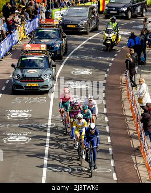 Rotterdam, pays-Bas. 10th avril 2022. VALKENBURG - le groupe principal monte le Cauberg lors de la course d'or Amstel 56th 2022 le 10 avril 2022 à Valkenburg, aux pays-Bas. ANP MARCEL VAN HORN crédit: ANP/Alamy Live News crédit: ANP/Alamy Live News Banque D'Images