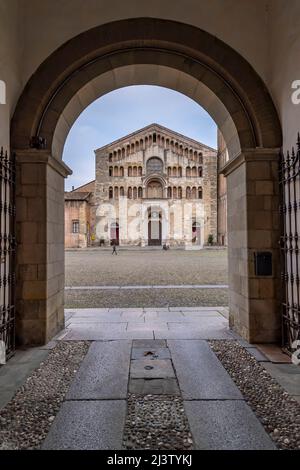 La façade de la cathédrale de Parme, en Italie, encadrée dans une arche Banque D'Images