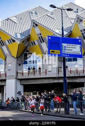 Rotterdam, pays-Bas. 10th avril 2022. ROTTERDAM - Abdi Nageeye vainqueur de l'édition 41st du marathon NN Rotterdam le 10 avril 2022 à Rotterdam, aux pays-Bas. ANP ROBIN UTRECHT crédit: ANP/Alay Live News Banque D'Images