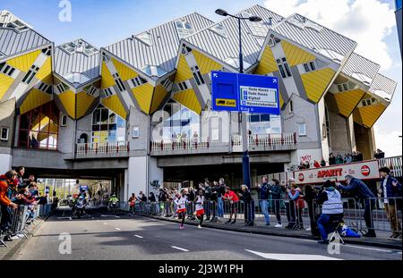 Rotterdam, pays-Bas. 10th avril 2022. ROTTERDAM - Abdi Nageeye vainqueur de l'édition 41st du marathon NN Rotterdam le 10 avril 2022 à Rotterdam, aux pays-Bas. ANP ROBIN UTRECHT crédit: ANP/Alay Live News Banque D'Images