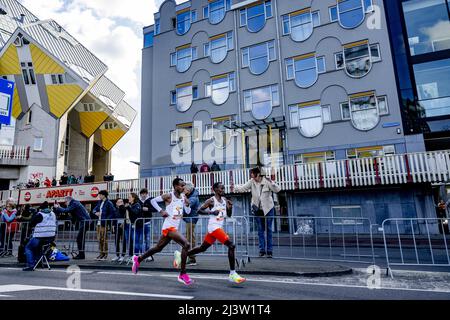 Rotterdam, pays-Bas. 10th avril 2022. ROTTERDAM - Abdi Nageeye vainqueur de l'édition 41st du marathon NN Rotterdam le 10 avril 2022 à Rotterdam, aux pays-Bas. ANP ROBIN UTRECHT crédit: ANP/Alay Live News Banque D'Images