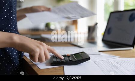 Main comptable féminine fait des calculs, des factures de clôture et calculatrice Banque D'Images