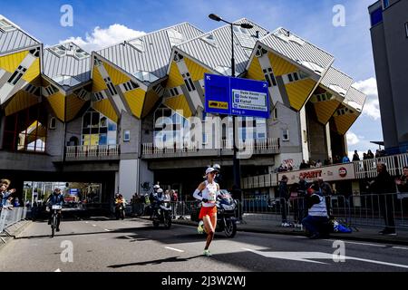 Rotterdam, pays-Bas. 10th avril 2022. ROTTERDAM - Nienke Brinkman lors de l'édition 41st du NN Marathon Rotterdam le 10 avril 2022 à Rotterdam, aux pays-Bas. ANP ROBIN UTRECHT crédit: ANP/Alay Live News Banque D'Images